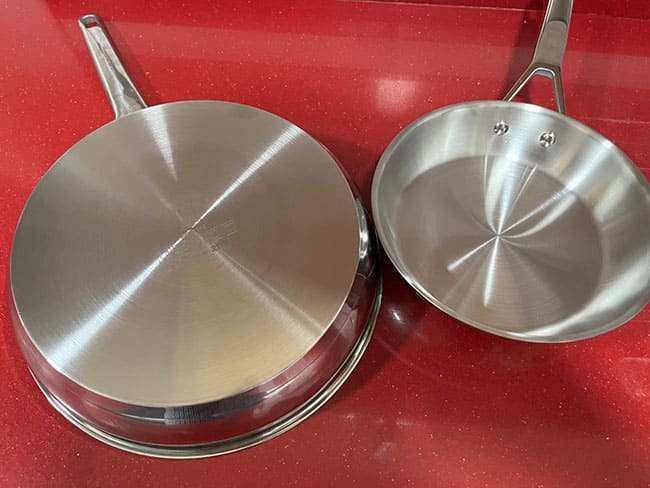Cocina moderna equipada con las sartenes con mejor relación calidad precio