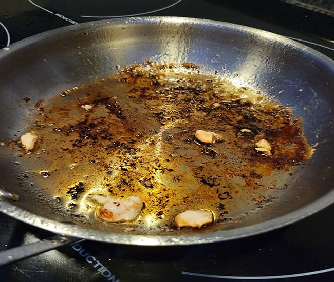 Detalle del desgaste de revestimientos y peso en sartenes de cocina