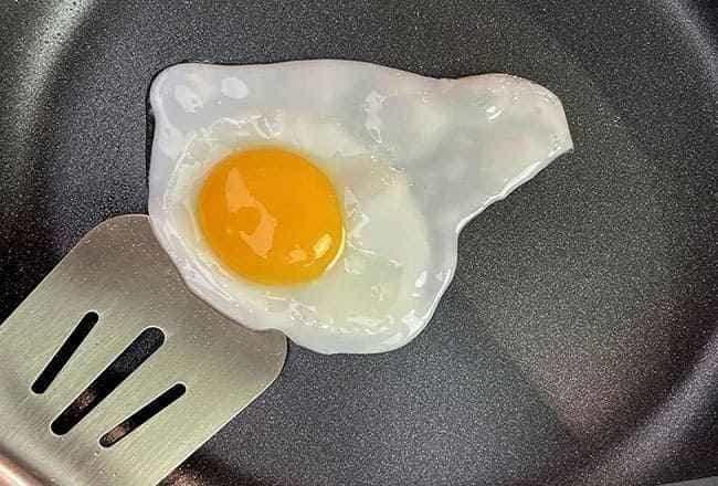 Cocina moderna con una sartén de inducción buena y bien cuidada sobre el fuego