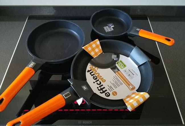Placa de cocina de inducción de bajo consumo funcionando con una sartén de calidad