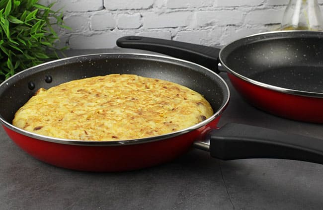 Mango ergonómico de una sartén tortilla profesional