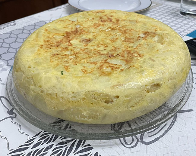 Tortilla de patatas jugosa servida en un plato lista para comer