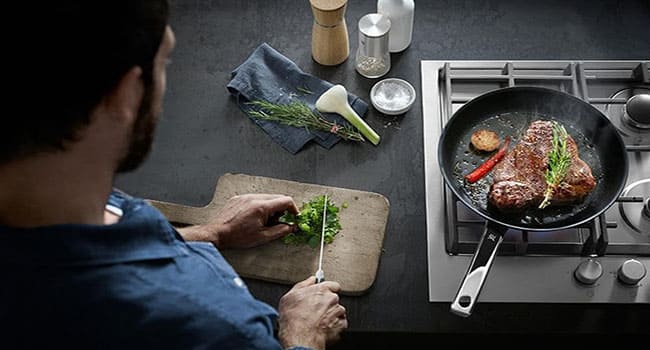 Sarten de acero inoxidable utilizada en cocina profesional por chefs
