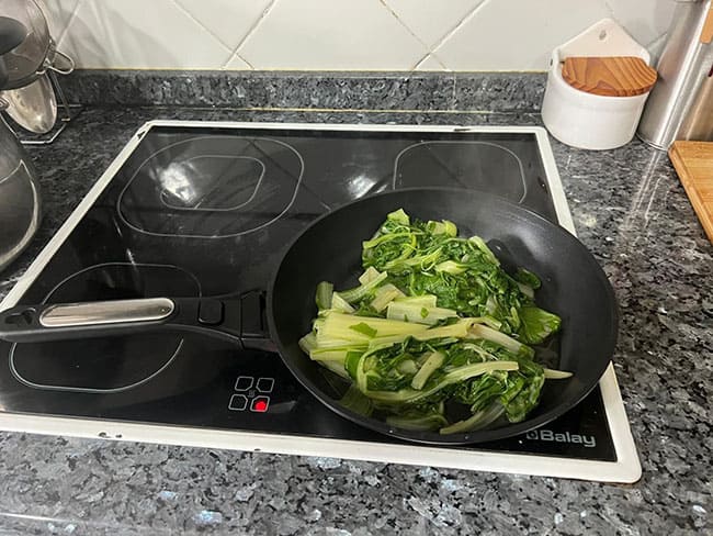 sarten tefal sin mango apilada en el armario de la cocina