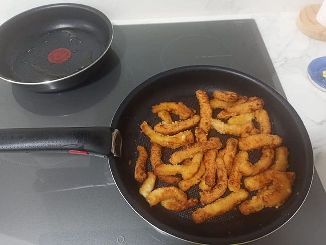 juego completo de sartenes con mango extraible optimizando espacio en la cocina