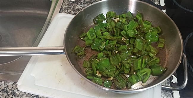 Comparativa entre una sartén de teflón usada y una sartén de acero inoxidable 18/10 brillante.