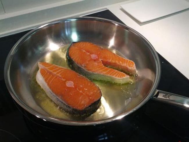 Tres sartenes de acero inoxidable recomendadas en una comparativa de cocina.