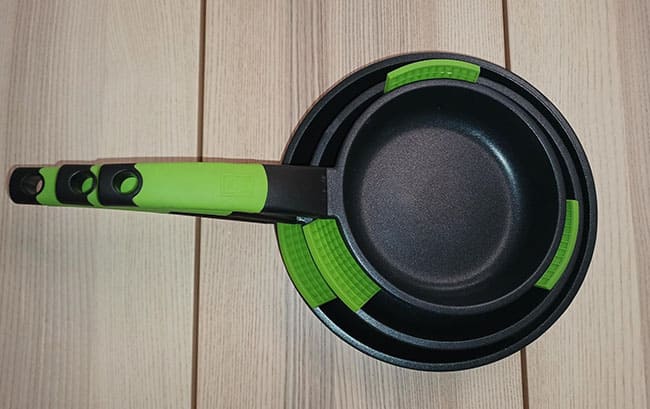 sartenes bra opiniones sobre detalle del fondo difusor de una sartén de inducción bra sobre la mesa.