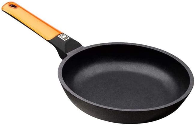 Sartén de aluminio fundido BRA Efficient con su característico mango con detalle naranja