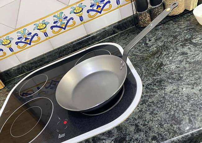 Plato terminado cocinado perfectamente en una sartén buyer de hierro carbono