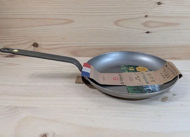 Medición del diámetro de la base de una sartén de de buyer de 24 cm y 28 cm para comprobar la compatibilidad con inducción.