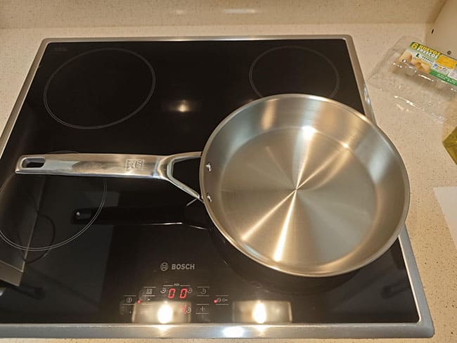 sartenes bra opiniones sobre colección de sartenes bra acero inoxidable 18/10 en funcionamiento sobre una placa de cocina