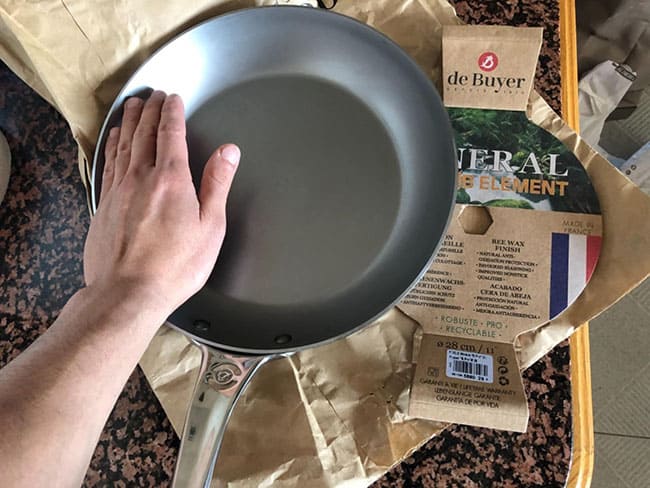 Sartén de hierro de de buyer b mineral cocinando un filete a alta temperatura