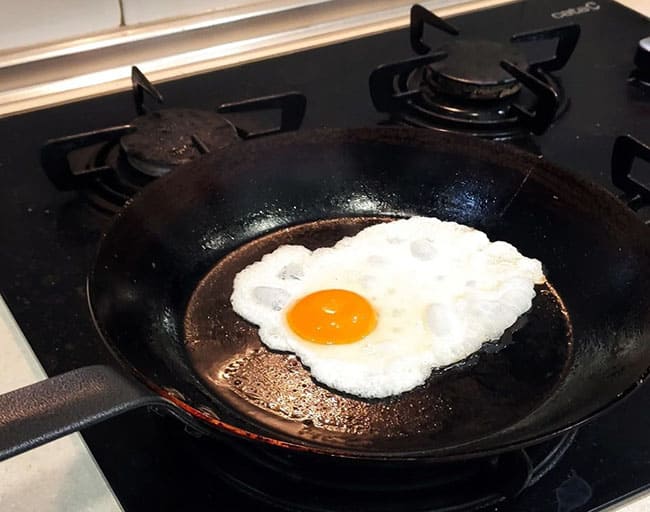 sartenes de de buyer opiniones con los puntos fuertes y débiles de una sartén de buyer en una cocina.