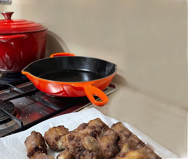 Estado del recubrimiento de una sartén Le Creuset tras un año de uso intensivo en cocina