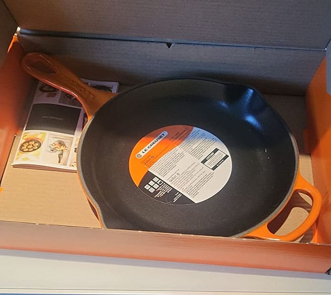 Proceso de fabricación artesanal de una sartén de hierro fundido Le Creuset en Francia