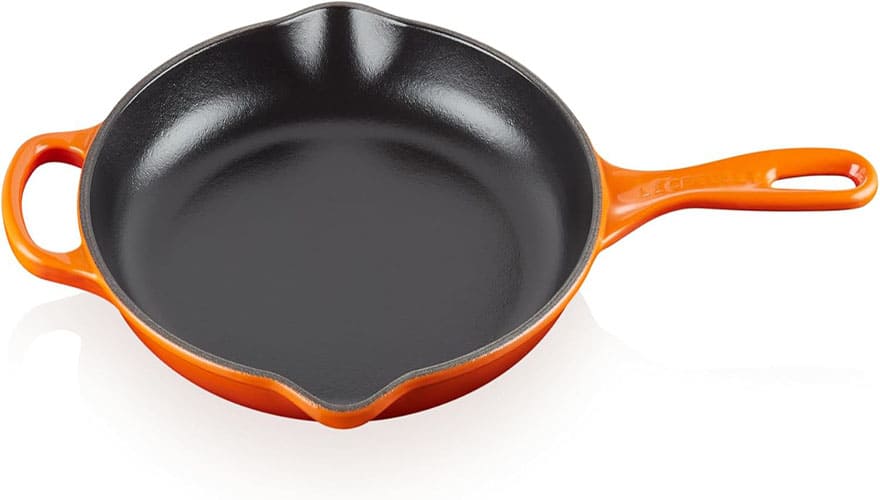 Sartén Le Creuset Skillet de hierro fundido esmaltado color volcánico en cocina de inducción