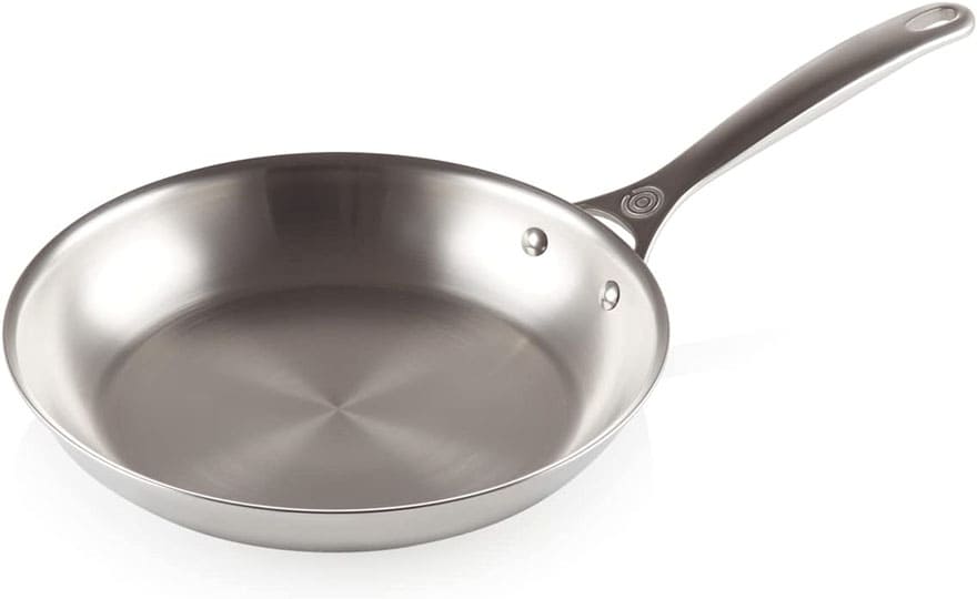 Sartén Le Creuset Signature de acero inoxidable de 3 capas (3-Ply) brillante en cocina profesional