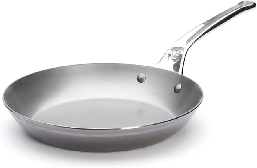 Sartén premium De Buyer Mineral B Pro con mango de acero inoxidable fundido apto para altas temperaturas.