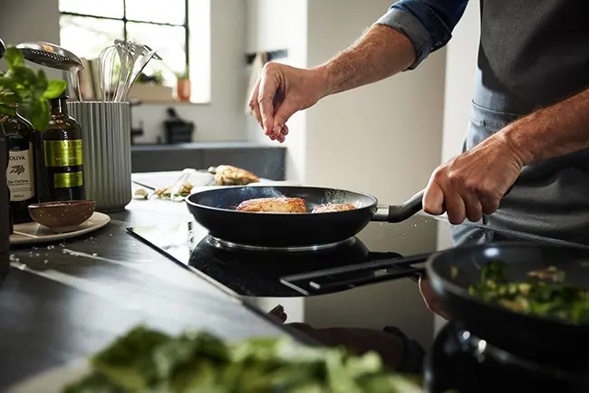 Detalle del mango ergonómico y el grosor del cuerpo de aluminio de la sartén Fissler Adamant Comfort.