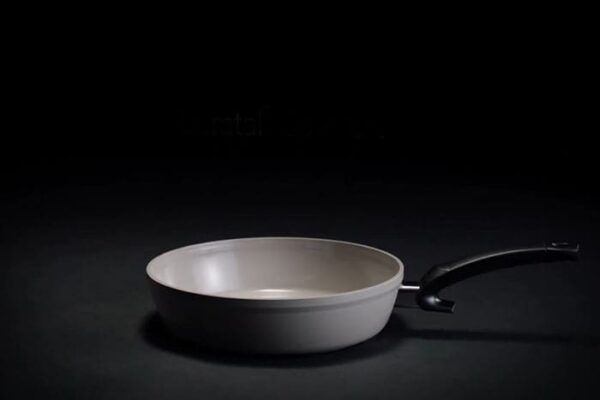 Sartenes Fissler de la gama Adamant sobre una placa de inducción
