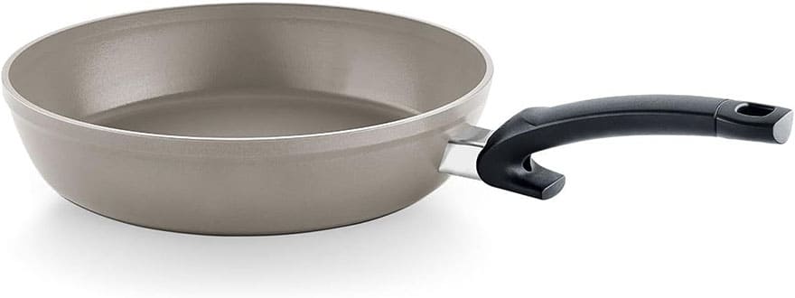 Detalle del mango ergonómico y el grosor del cuerpo de aluminio de la sartén Fissler Ceratal Comfort.