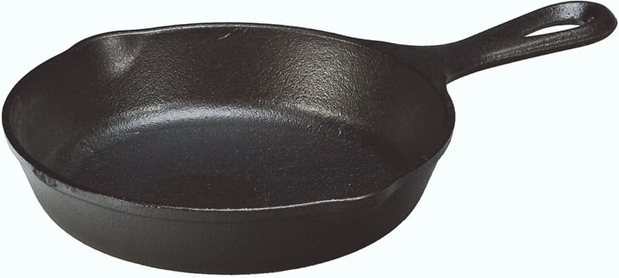 mini sartén lodge de hierro fundido en cocina de inducción