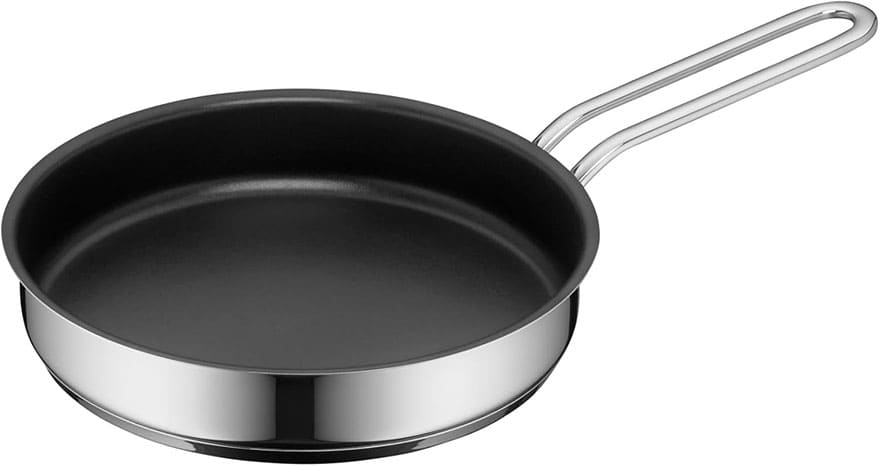 sartén pequeña wmf mini de acero inoxidable en cocina de inducción