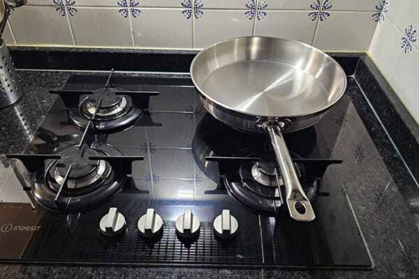 Sartenes de acero inoxidable BRA sobre una encimera de cocina moderna