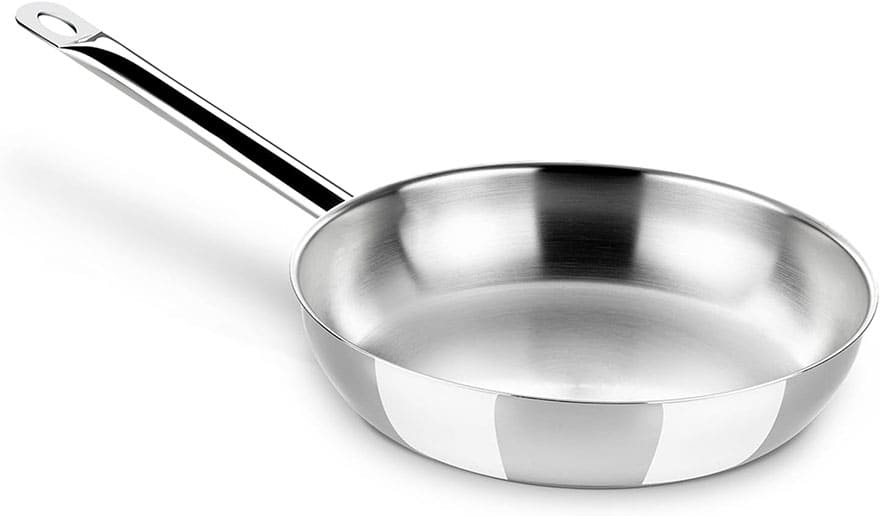 sarten bra profesional de acero inoxidable 18/10 con mango de tubo remachado sobre un fogón industrial