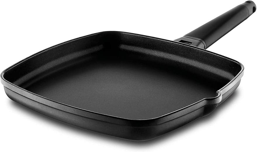 Grill cuadrado de 27 cm Castey modelo 4-P27 con superficie estriada para cocinar a la plancha y mango desmontable negro.