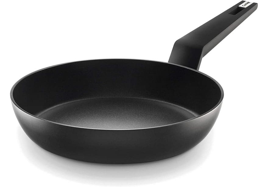 Sartén ligera Castey Titanium de 28 cm modelo TT-28 con revestimiento antiadherente negro y mango fijo ergonómico.