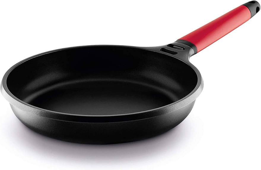 Sartén individual Castey de 24 cm modelo 2-I24 con cuerpo negro de aluminio fundido y mango de silicona rojo.