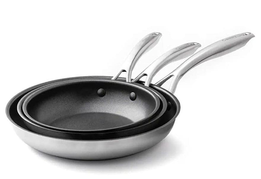 Juego de tres sartenes plateadas Castey Inox Essentials de acero inoxidable con revestimiento antiadherente interior.