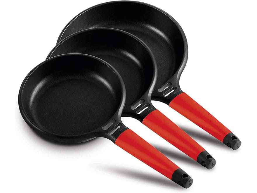 Pack de tres sartenes Castey de inducción en tamaños de 20, 24 y 28 cm con mangos fijos de color rojo.